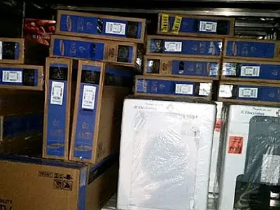 Policiais são presos com caminhão repleto de produtos roubados