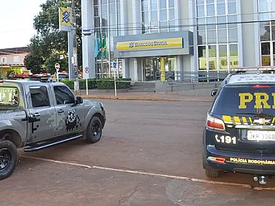 Bandidos promovem seqüestro relâmpago e tentam explodir caixa do BB