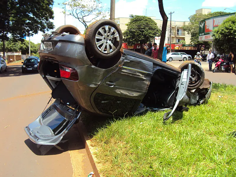 Para evitar colisão, jovem faz manobra e capota veículo em Dourados