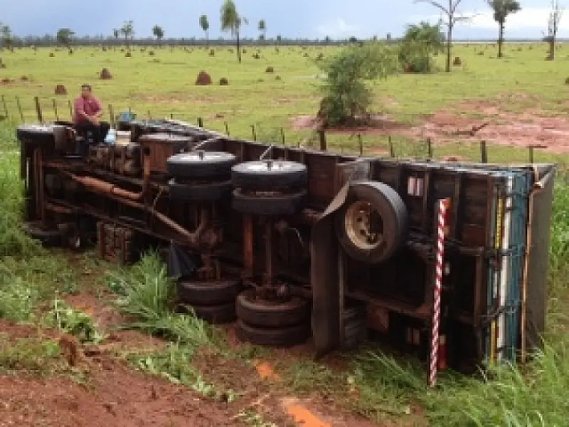 Motorista tenta desviar de buraco na rodovia e tomba caminhão