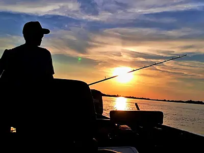 Pesca está liberada com limite de tamanho de peixe e restrição de rios; confira cartilha
