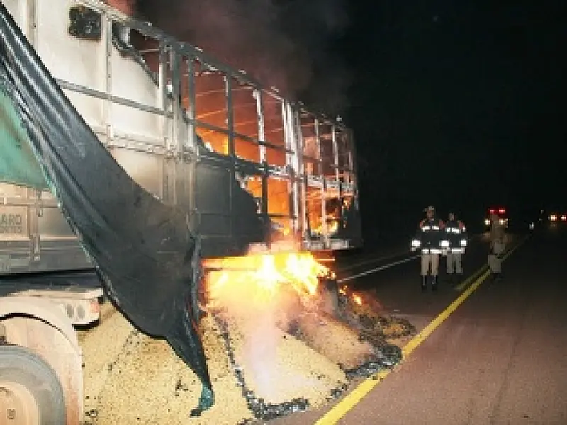 Polícia investiga causas do incêndio em carreta carregada de soja