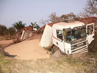 Bitrem carregado de soja tomba na BR-163, em Rio Verde nesta sexta
