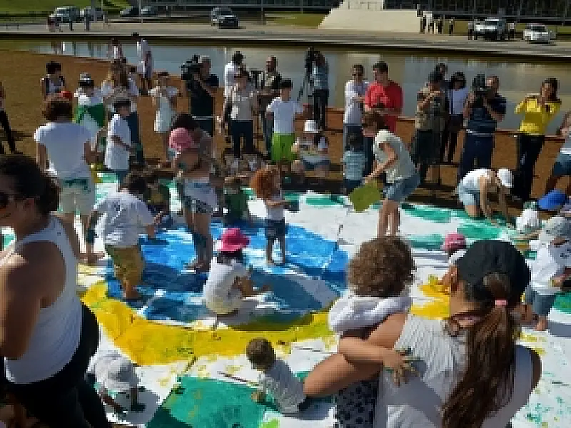 Crianças fazem protesto em frente ao Congresso Nacional