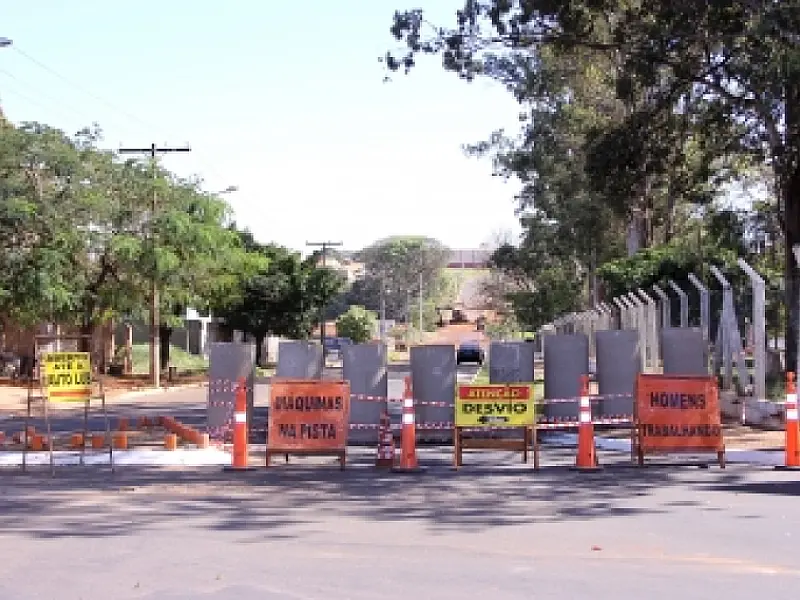 Rua Spipe Calarge continua interditada para execução de obras