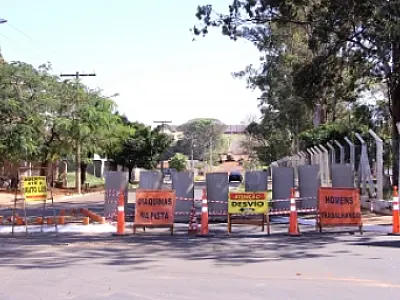 Rua Spipe Calarge continua interditada para execução de obras