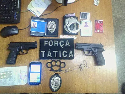 Homem é preso ao se passar por policial; armas e documento falso foram apreendidos