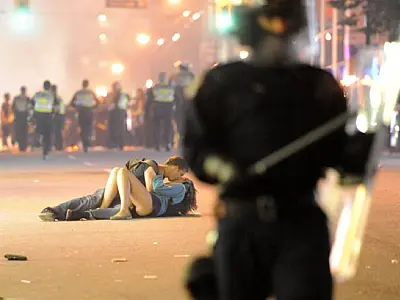 Beijo de casal em meio a caos em Vancouver vira febre na internet