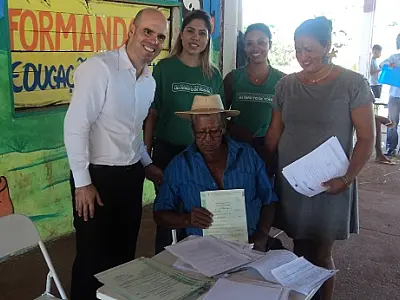 Índio de 75 anos recebe certidão de nascimento em mutirão nas aldeias de Sidrolândia