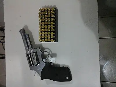 Casal é preso no distrito do Boqueirão por porte ilegal de arma de fogo