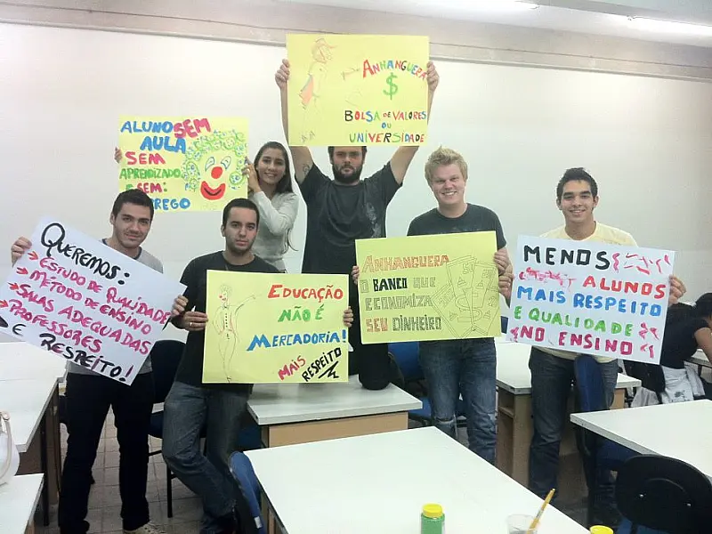 Acadêmicos fazem manifestação na Avenida Ceará por melhoria de ensino em universidade