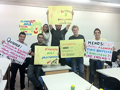 Acadêmicos fazem manifestação na Avenida Ceará por melhoria de ensino em universidade