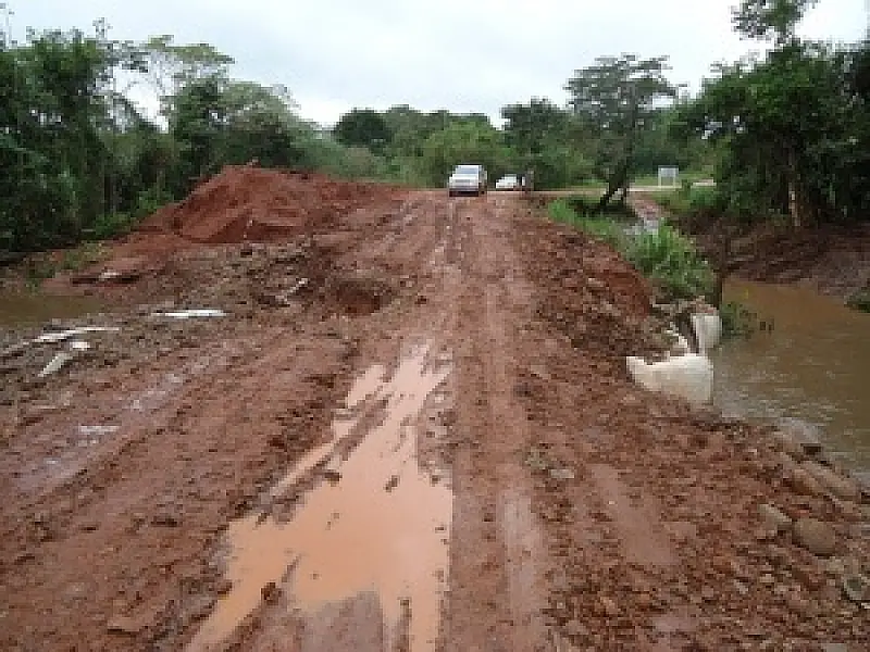 Chuvas causam desmoronamento de obra que liga Itahum a assentamento