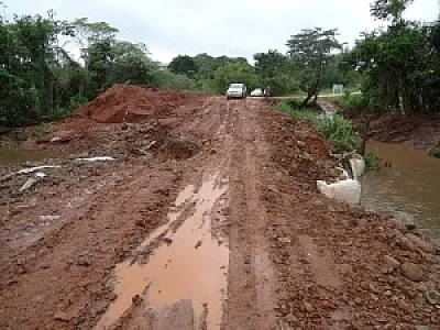 Chuvas causam desmoronamento de obra que liga Itahum a assentamento