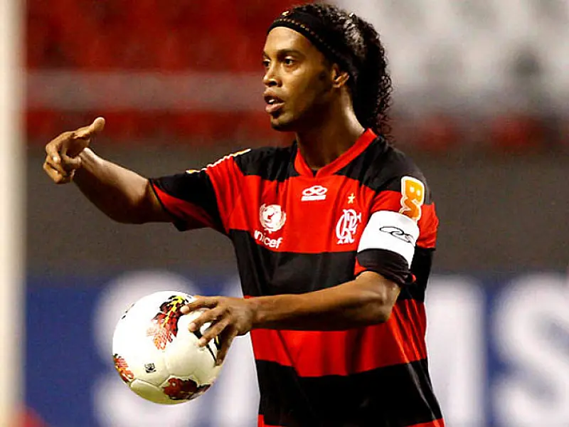 Cúpula do Flamengo nega afastamento de Ronaldinho