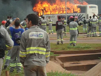 Funcionários da UFN3 colocam fogo em veículos durante protesto