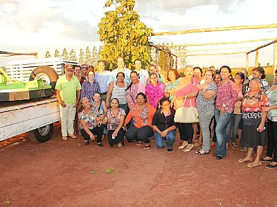 Parceria de Tereza Cristina leva roçadeira para ajudar no preparo da terra de produtores de Campo Grande