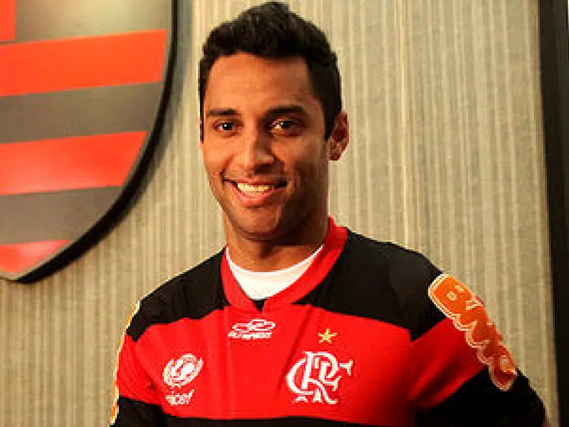 Ibson é apresentado pelo Flamengo com status de astro