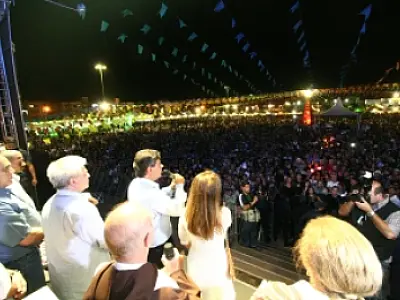 Na abertura da festa, 50 mil pessoas estiveram presentes no 10º Arraial de Santo Antônio