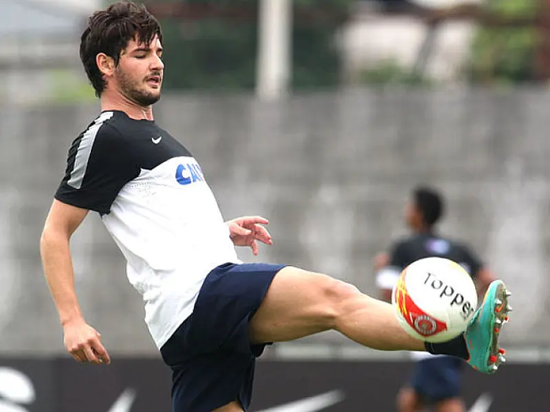 Treino de Alexandre Pato no Corinthians atrai atenção de titulares