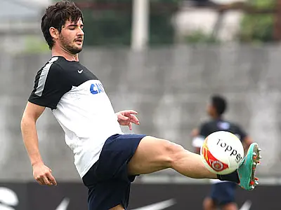 Treino de Alexandre Pato no Corinthians atrai atenção de titulares