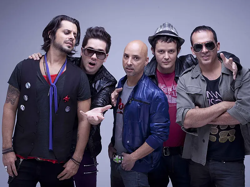 Comemorando 15 anos de carreira, Jota Quest se apresenta hoje em Bonito