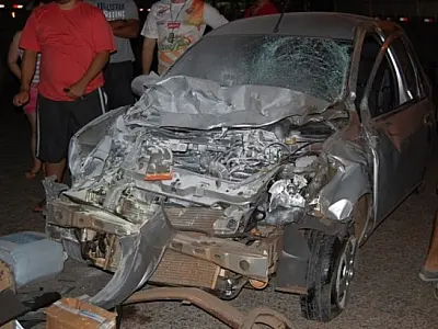 Carro pega fogo em colisão e ladrão aproveita para furtar objetos