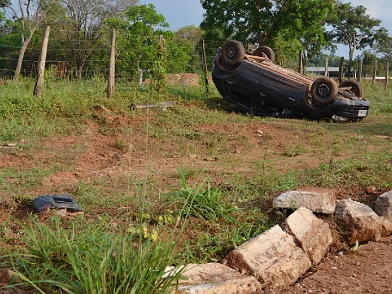Veículo capota após pneu estourar em Avenida de Coxim