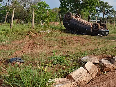 Veículo capota após pneu estourar em Avenida de Coxim