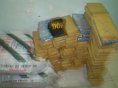 Motorista foge e deixa carro com 215 kg de maconha