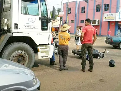 Caminhão de lixo e motociclista se chocam em Coxim