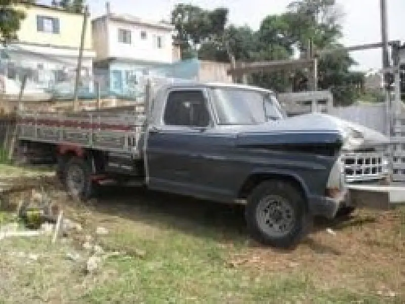 Caminhonete perde o controle e invade varanda em Sidrolândia