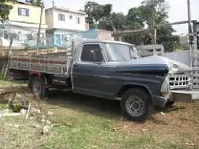 Caminhonete perde o controle e invade varanda em Sidrolândia