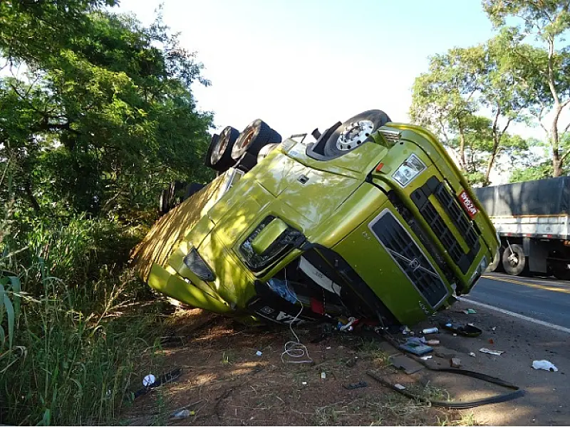 Multidão se reúne para saquear carne de carreta tombada na BR-163