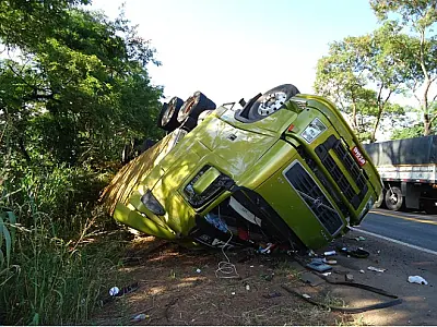 Multidão se reúne para saquear carne de carreta tombada na BR-163