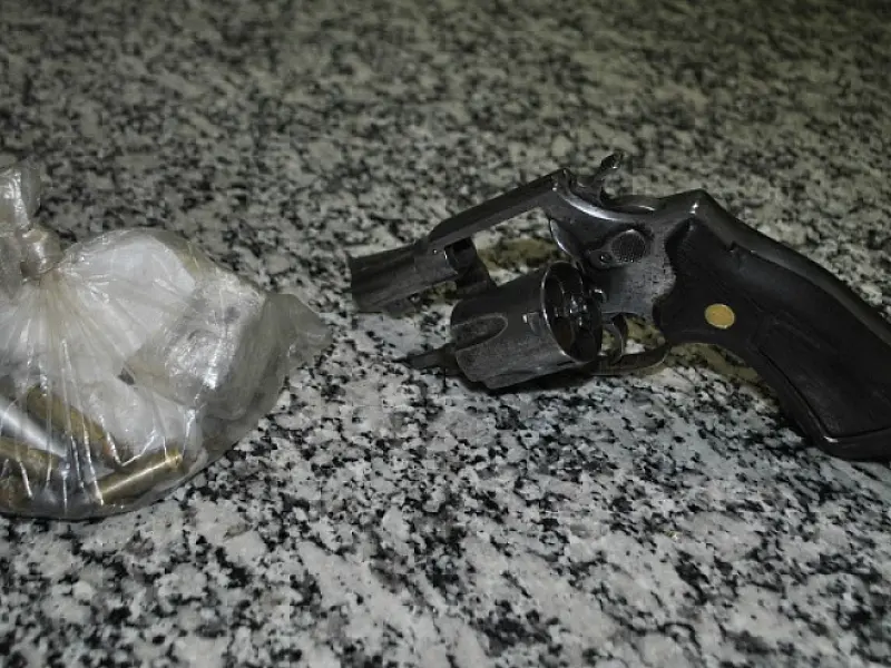 Homem é preso com revólver e alega defesa em Dourados