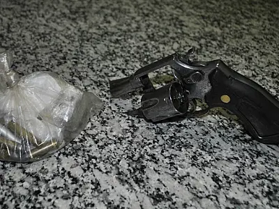 Homem é preso com revólver e alega defesa em Dourados