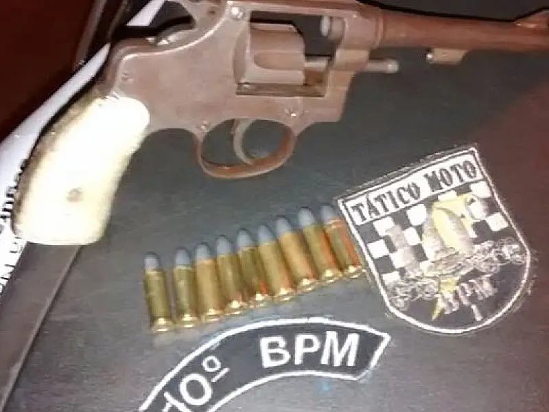 Policiais militares apreendem revólver e munições com adolescente