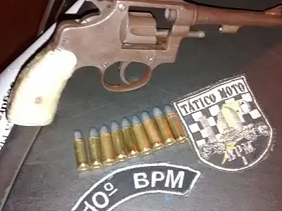 Policiais militares apreendem revólver e munições com adolescente