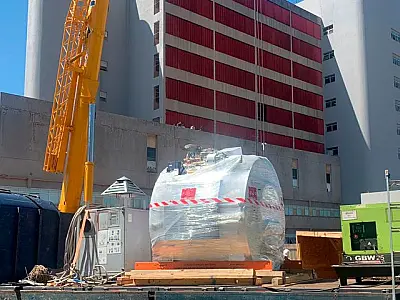 Com auxílio de guindaste, peças do aparelho de ressonância magnética são descarregadas no HRMS