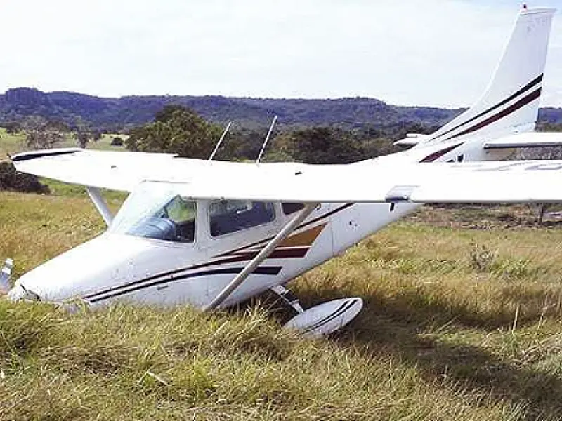 Avião cai próximo a pista de pouso em Figueirão