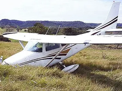 Avião cai próximo a pista de pouso em Figueirão