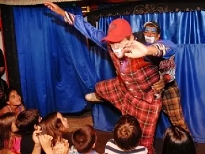 Palhaços animam público na Orla Cultural nesta quinta-feira