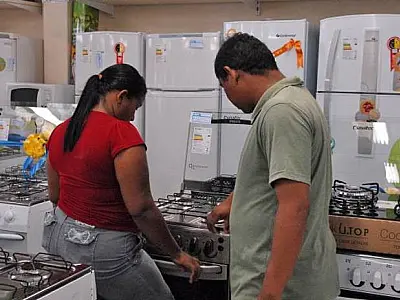 Vendas no comércio em 2015 têm maior queda da história, diz IBGE