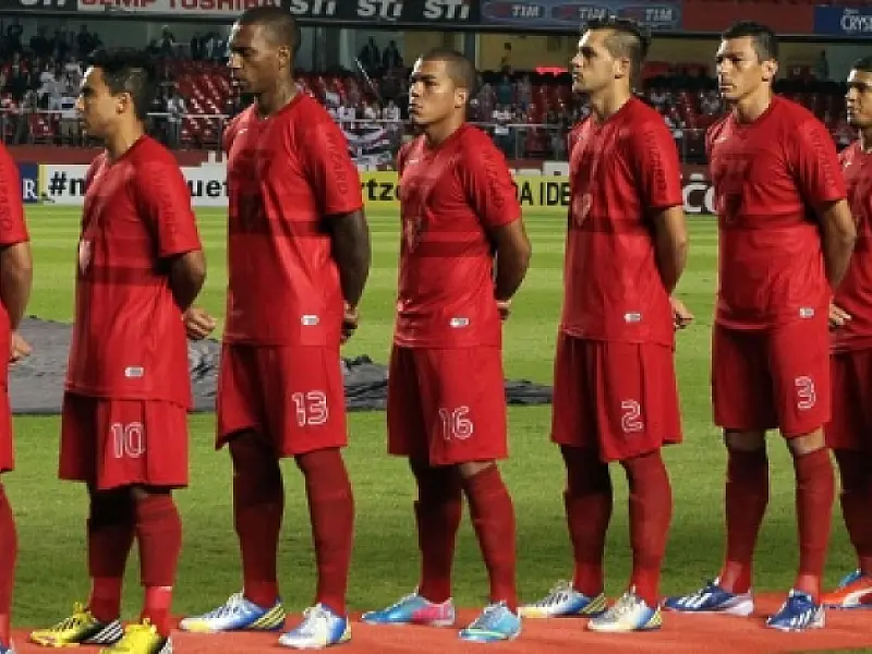 Camisa vermelha do São Paulo sofre críticas, mas vende e agrada diretoria