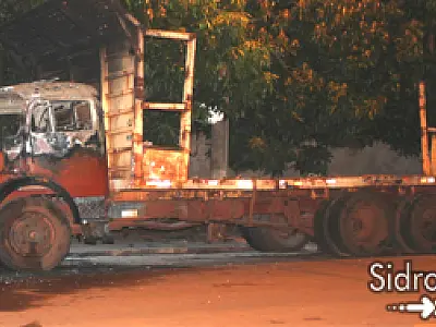 Fogo destrói caminhão em frente ao Prédio da Delegacia de Policia Civil