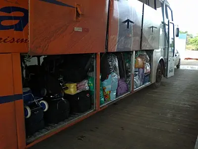 PM prende ônibus com roupas e bebidas contrabandeadas