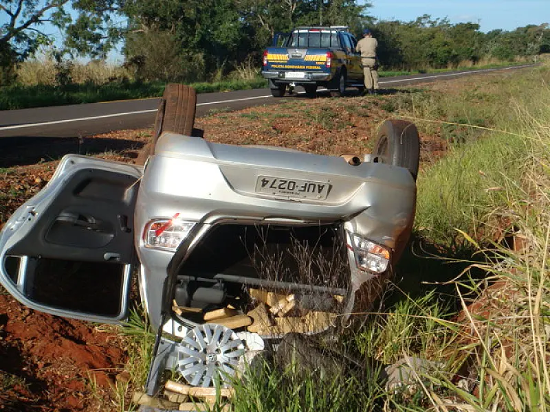 Mulher foge de blitz e capota carro com 220 Kg de maconha