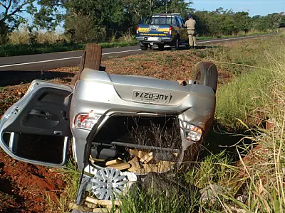 Mulher foge de blitz e capota carro com 220 Kg de maconha