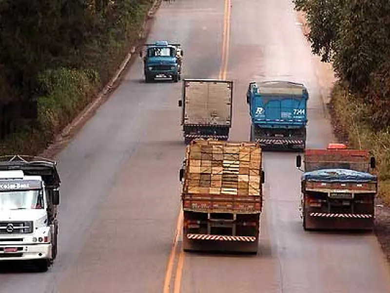 Caminhões poderão ter equipamento sonoro para marcha à ré
